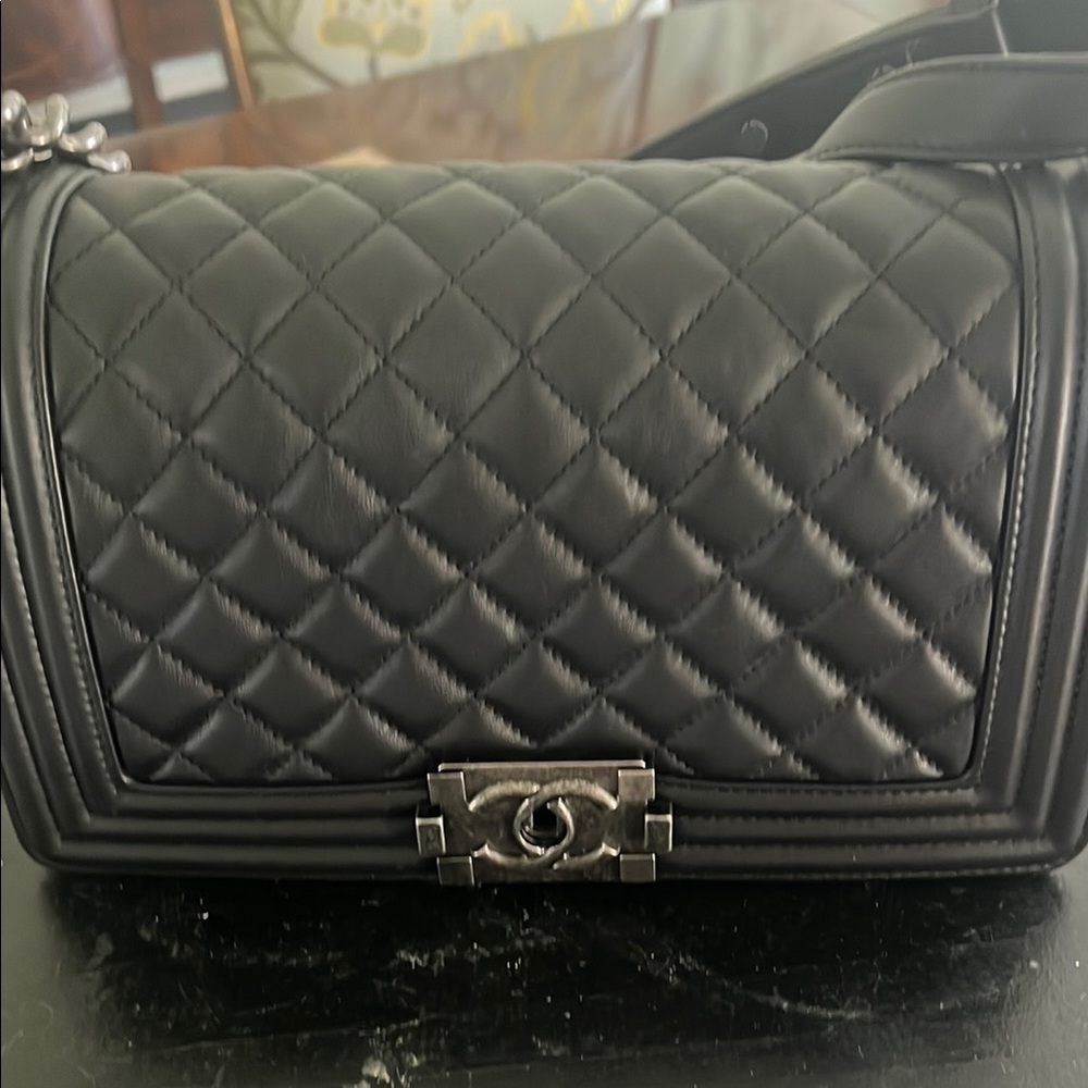 CHANEL Black Crossbody Bag with Quilted Pattern and Silver Hardware